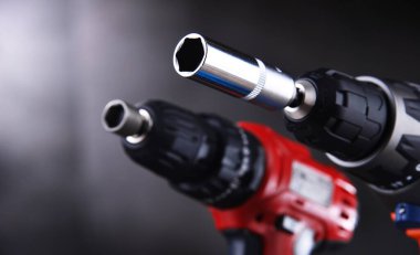 Bir vida tabancası ve kablosuz matkap..