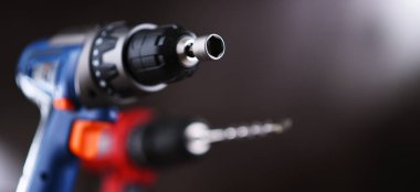 Bir vida tabancası ve kablosuz matkap..