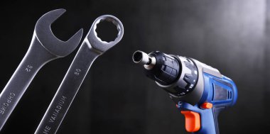 Kablosuz matkap, vida tabancası ve ucu açık anahtar gibi farklı donanım araçları ile bileşim