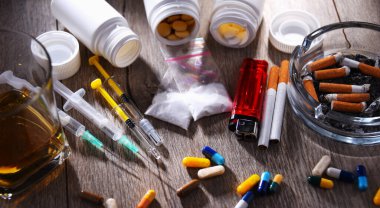 Alkol, sigara ve uyuşturucu gibi bağımlılık yapıcı maddeler.