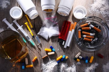 Alkol, sigara ve uyuşturucu gibi bağımlılık yapıcı maddeler.