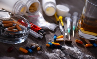 Alkol, sigara ve uyuşturucu gibi bağımlılık yapıcı maddeler.