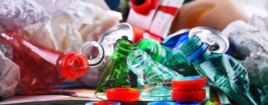 Cam, plastik, metal ve kağıttan oluşan geri dönüşümlü çöp..