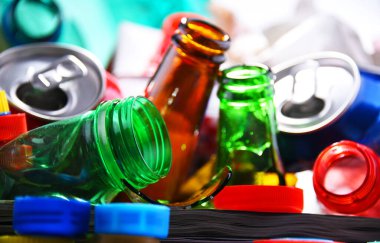 Cam, plastik, metal ve kağıttan oluşan geri dönüşümlü çöp..