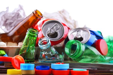 Cam, plastik, metal ve kağıttan oluşan geri dönüşümlü çöp..