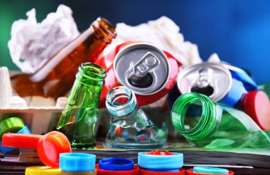 Cam, plastik, metal ve kağıttan oluşan geri dönüşümlü çöp..