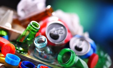 Cam, plastik, metal ve kağıttan oluşan geri dönüşümlü çöp..