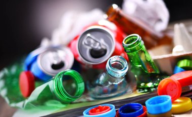Cam, plastik, metal ve kağıttan oluşan geri dönüşümlü çöp..