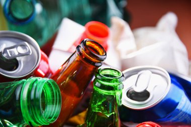 Cam, plastik, metal ve kağıttan oluşan geri dönüşümlü çöp..