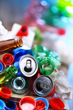 Cam, plastik, metal ve kağıttan oluşan geri dönüşümlü çöp..