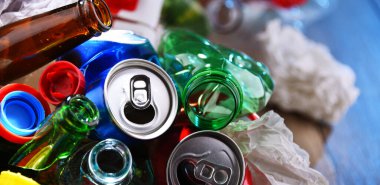 Cam, plastik, metal ve kağıttan oluşan geri dönüşümlü çöp..