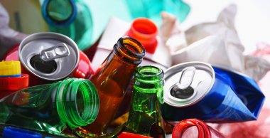 Cam, plastik, metal ve kağıttan oluşan geri dönüşümlü çöp..