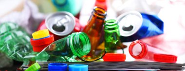 Cam, plastik, metal ve kağıttan oluşan geri dönüşümlü çöp..