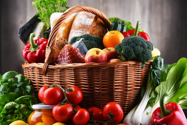 Panier Osier Avec Divers Produits Épicerie Compris Des Légumes Fruits — Photo