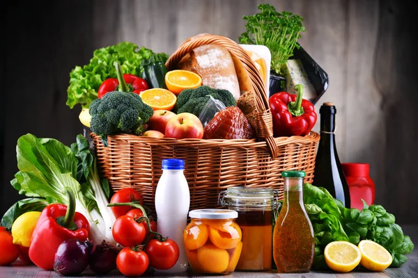Cesta Mimbre Con Una Variedad Productos Alimentación Incluyendo Verduras Frutas — Foto de Stock