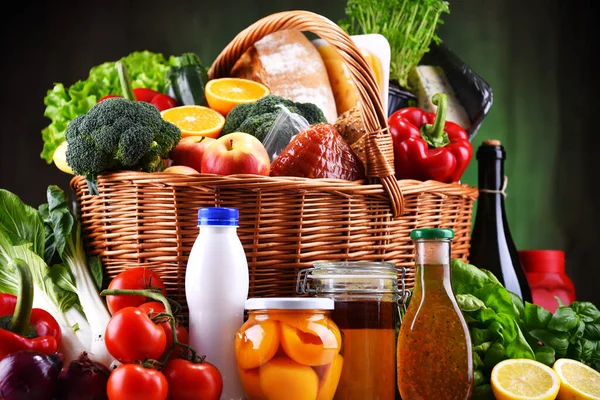 Panier Osier Avec Divers Produits Épicerie Compris Des Légumes Fruits — Photo