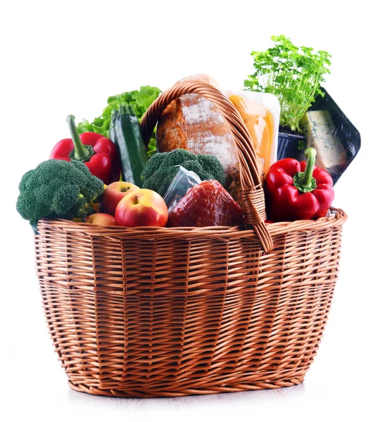 Weidenkorb Mit Verschiedenen Lebensmitteln Isoliert Auf Weißem Hintergrund — Stockfoto