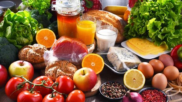 Diverse Biologische Voedingsproducten Houten Keukentafel — Stockfoto