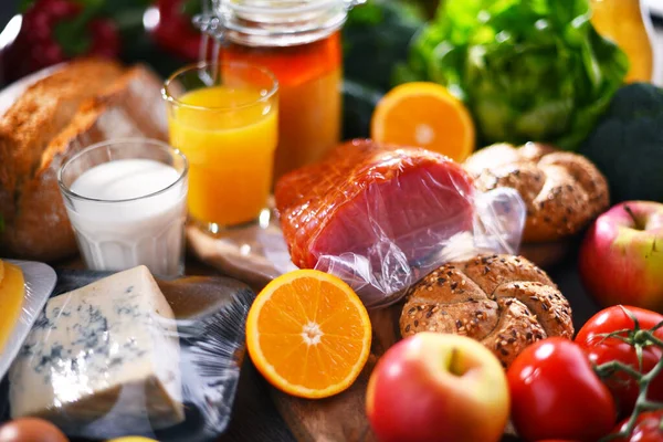 Diverse Biologische Voedingsproducten Houten Keukentafel — Stockfoto