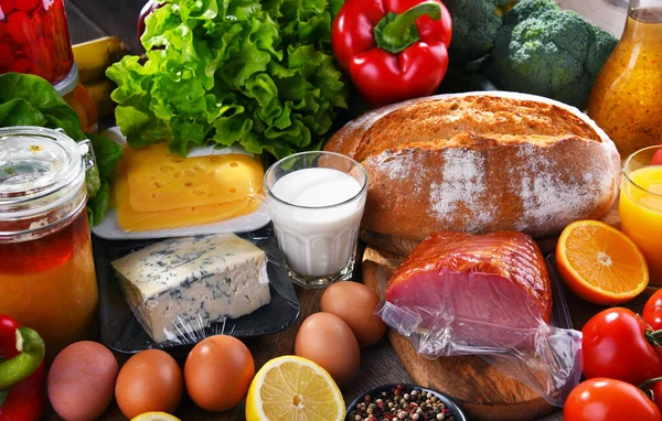 Diverse Biologische Voedingsproducten Houten Keukentafel — Stockfoto