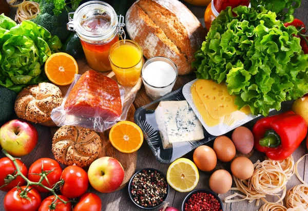 Produtos Alimentares Orgânicos Sortidos Mesa Cozinha Madeira — Fotografia de Stock