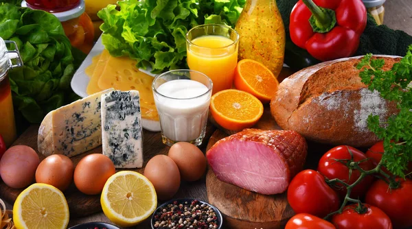 Diverse Biologische Voedingsproducten Houten Keukentafel — Stockfoto