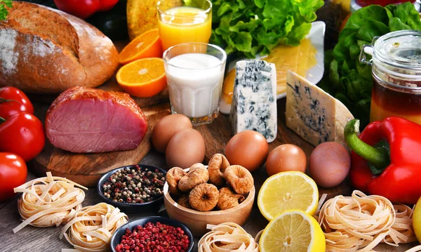 Diverse Biologische Voedingsproducten Houten Keukentafel — Stockfoto