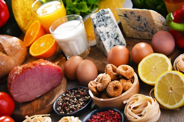 Berbagai Produk Makanan Organik Atas Meja Dapur Kayu — Stok Foto