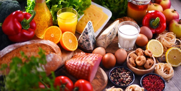 Diverse Biologische Voedingsproducten Houten Keukentafel — Stockfoto