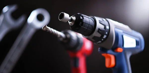 Zusammensetzung Mit Verschiedenen Arten Von Hardware Werkzeugen Einschließlich Akkubohrmaschine Schraubpistole — Stockfoto