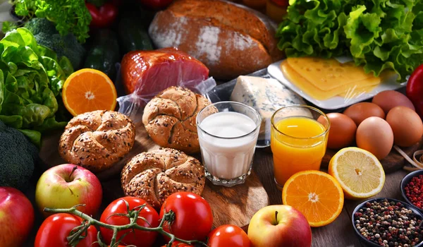 Produtos Alimentares Orgânicos Sortidos Mesa Cozinha Madeira — Fotografia de Stock