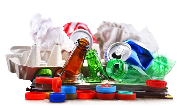 Recyclingfähiger Müll Aus Glas Kunststoff Metall Und Papier Isoliert Auf — Stockfoto