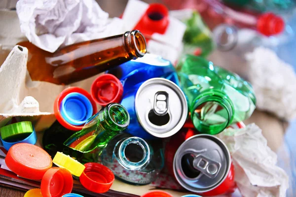 ガラス プラスチック 紙で構成されるリサイクル可能なゴミ — ストック写真