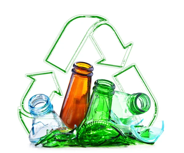 Gebroken Glazen Flessen Het Recyclingbord Witte Achtergrond — Stockfoto