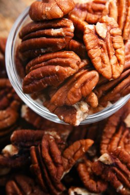 Bir kase kabuklu cevizli kompozisyon. Lezzetler