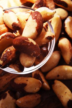 Bir kase kabuklu fındıklı kompozisyon. Lezzetler