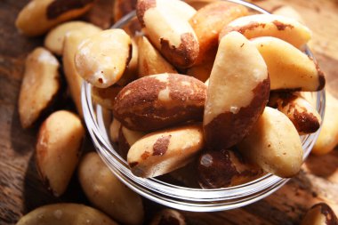 Bir kase kabuklu fındıklı kompozisyon. Lezzetler