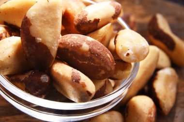 Bir kase kabuklu fındıklı kompozisyon. Lezzetler