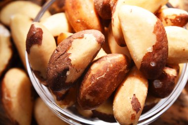 Bir kase kabuklu fındıklı kompozisyon. Lezzetler