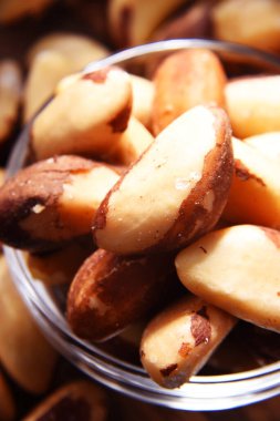 Bir kase kabuklu fındıklı kompozisyon. Lezzetler