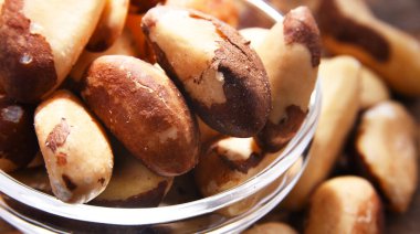 Bir kase kabuklu fındıklı kompozisyon. Lezzetler