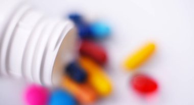 Çeşitli uyuşturucu hapları ve konteynırları içeren bileşim.