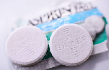 POZNAN, POL - 17 Şubat 2021: Aspirin hapları, popüler bir ilaç markası, Bayer 'in ilk ve en iyi bilinen ürünü, merkezi Leverkusen' de bulunan çok uluslu Alman ilaç şirketi.