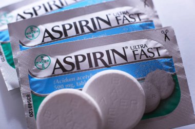 POZNAN, POL - 17 Şubat 2021: Aspirin hapları, popüler bir ilaç markası, Bayer 'in ilk ve en iyi bilinen ürünü, merkezi Leverkusen' de bulunan çok uluslu Alman ilaç şirketi.