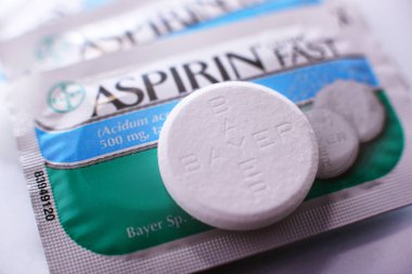 POZNAN, POL - 17 Şubat 2021: Aspirin hapları, popüler bir ilaç markası, Bayer 'in ilk ve en iyi bilinen ürünü, merkezi Leverkusen' de bulunan çok uluslu Alman ilaç şirketi.