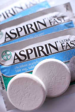 POZNAN, POL - 17 Şubat 2021: Aspirin hapları, popüler bir ilaç markası, Bayer 'in ilk ve en iyi bilinen ürünü, merkezi Leverkusen' de bulunan çok uluslu Alman ilaç şirketi.