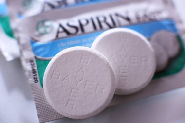 POZNAN, POL - 17 Şubat 2021: Aspirin hapları, popüler bir ilaç markası, Bayer 'in ilk ve en iyi bilinen ürünü, merkezi Leverkusen' de bulunan çok uluslu Alman ilaç şirketi.