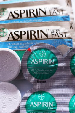 POZNAN, POL - 17 Şubat 2021: Aspirin hapları, popüler bir ilaç markası, Bayer 'in ilk ve en iyi bilinen ürünü, merkezi Leverkusen' de bulunan çok uluslu Alman ilaç şirketi.