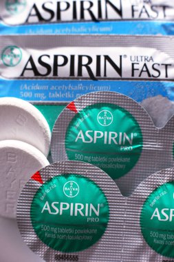 POZNAN, POL - 17 Şubat 2021: Aspirin hapları, popüler bir ilaç markası, Bayer 'in ilk ve en iyi bilinen ürünü, merkezi Leverkusen' de bulunan çok uluslu Alman ilaç şirketi.