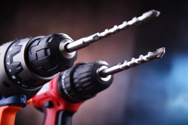 İki kablosuz matkapla kompozisyon da vida tabancası görevi görüyor.